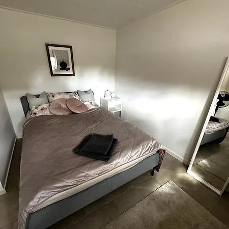 Hyggelig Kaelderlejlighed Lägenhet *