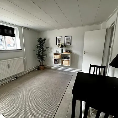 Apartment Hyggelig Kaelderlejlighed *